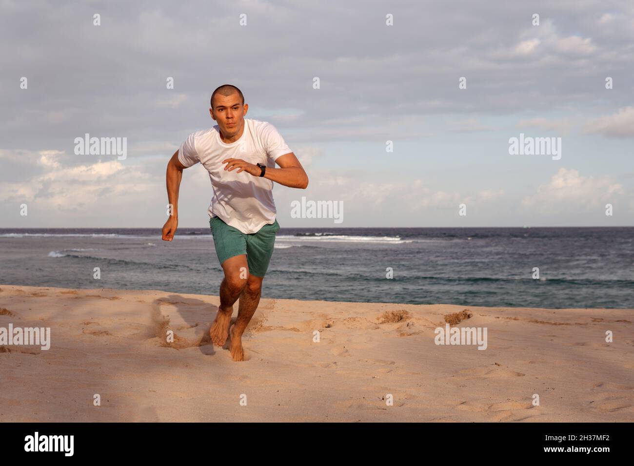 homme faisant du sport sur la plage. bali Banque D'Images