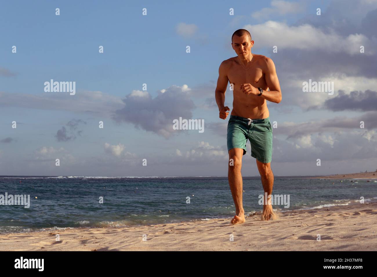 homme faisant du sport sur la plage. bali Banque D'Images