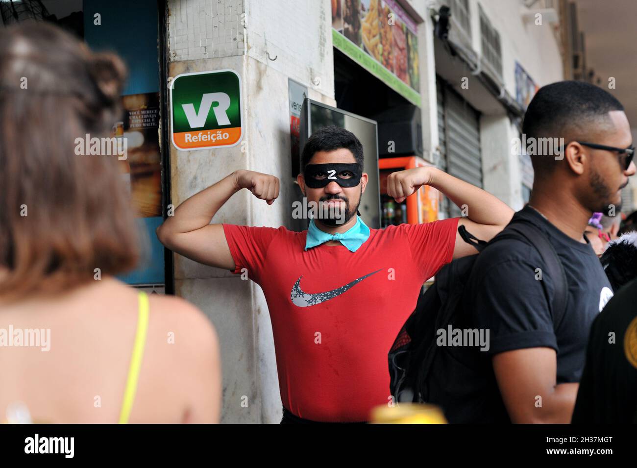 Amérique du Sud, Brésil–22 février 2020 : l'homme barbu dans le masque Zorro se produit pour la caméra lors d'une parade du Carnaval de rue qui a lieu dans le centre-ville de Rio de Janeiro Banque D'Images
