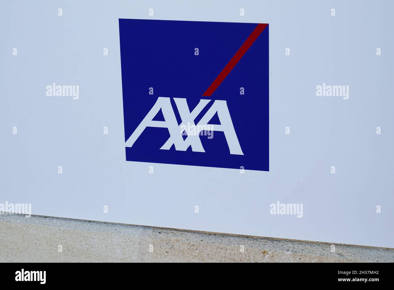 Bordeaux , Aquitaine France - 10 15 2021 : logo axa marque et texte signe banque signalétique assurance multinationale française Banque D'Images