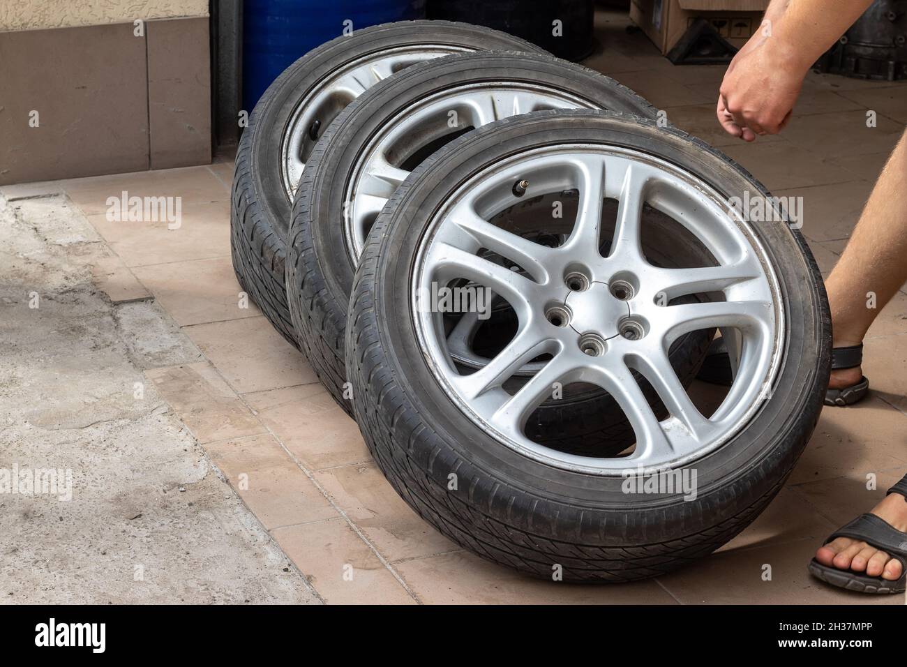 Jeu de roues de voiture élégantes d'occasion avec pneus d'été bas profil.Vente de pièces de rechange pour voitures Banque D'Images