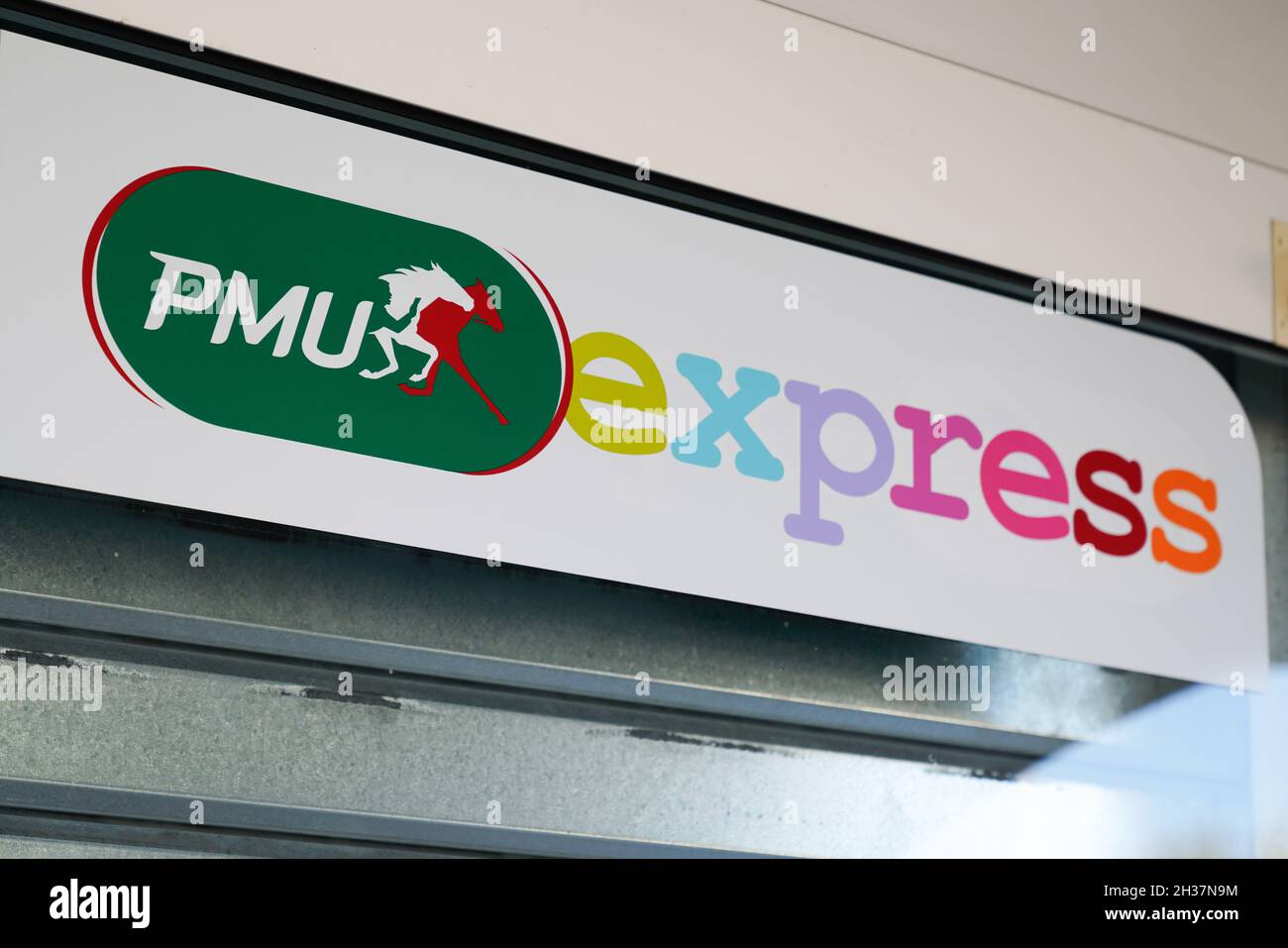 Bordeaux , Aquitaine France - 10 10 2021 : logo PMU express marque et texte signe avant de bureau magasin de la course française de cheval Paris sport organisation âge Banque D'Images