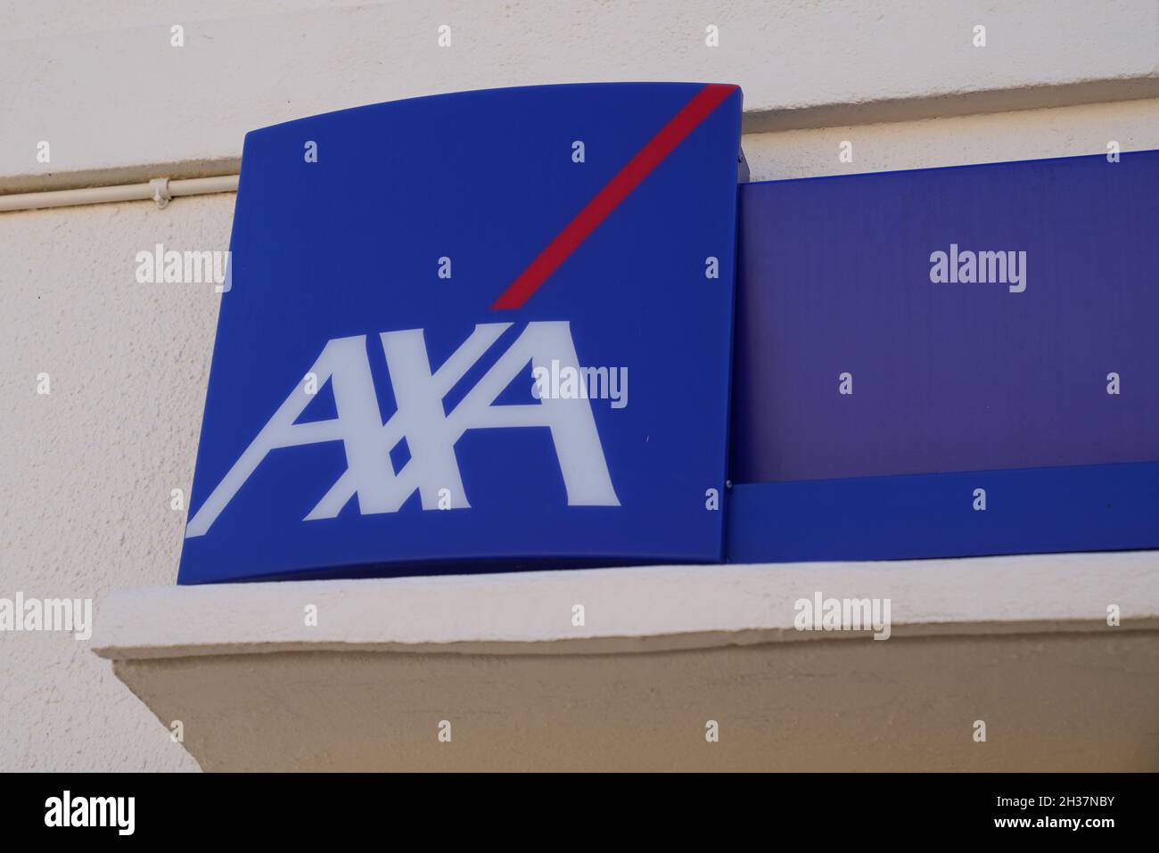 Bordeaux , Aquitaine France - 10 15 2021 : logo axa et signature textuelle de l'agence bancaire française et du bureau de la marque d'assurance Banque D'Images