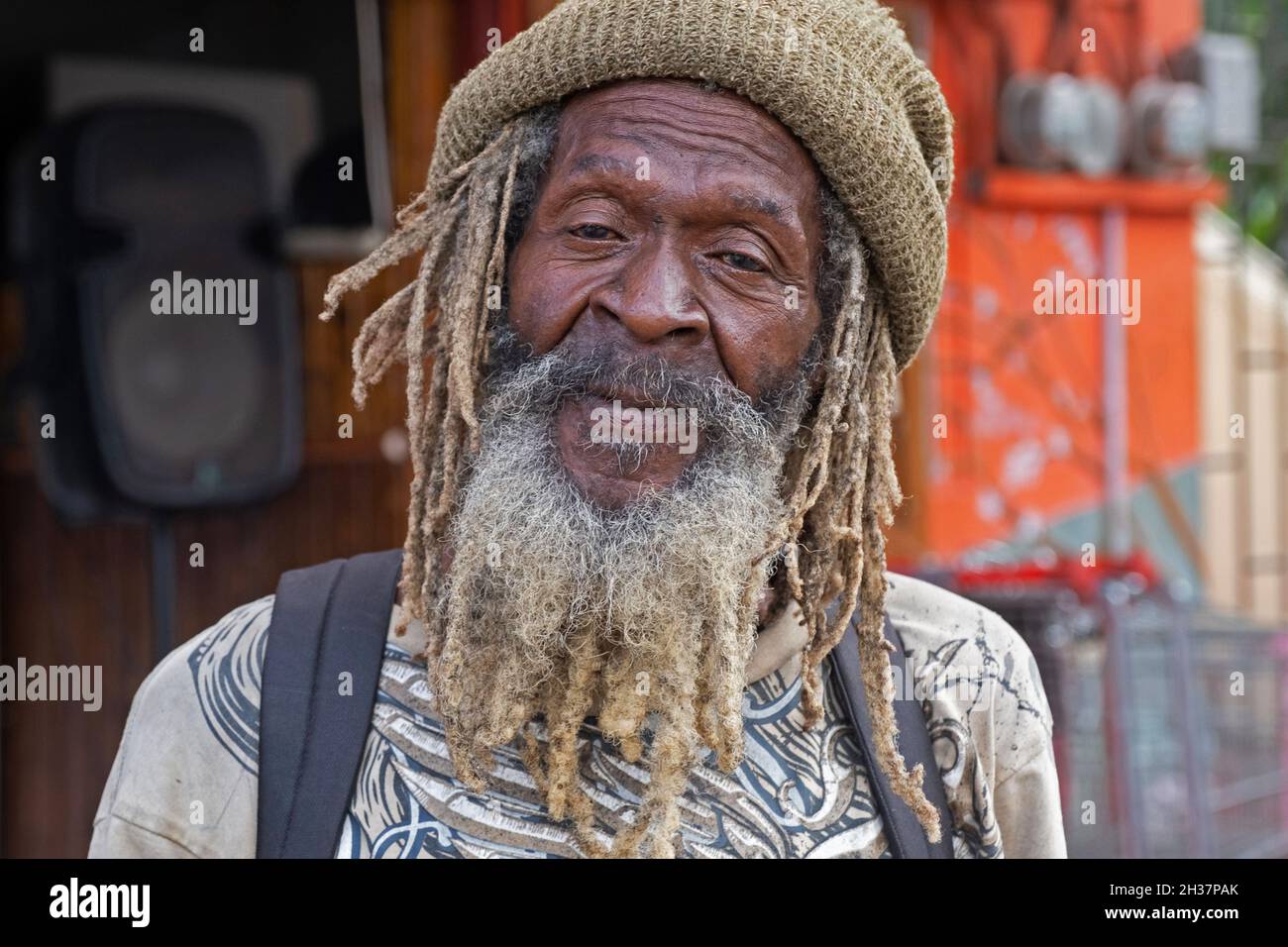 Vieux rastafari noir / Rastafarian portant des dreadlocks sur l'île de Grenade, Antilles dans les Caraïbes Banque D'Images