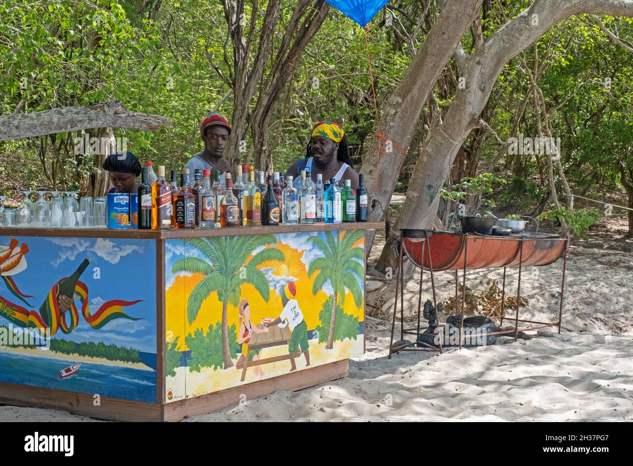 Le bar de la plage sert des boissons alcoolisées et des cocktails à l'Anse la Roche sur Carriacou, île des îles Grenadines, Grenade, dans la mer des Caraïbes Banque D'Images