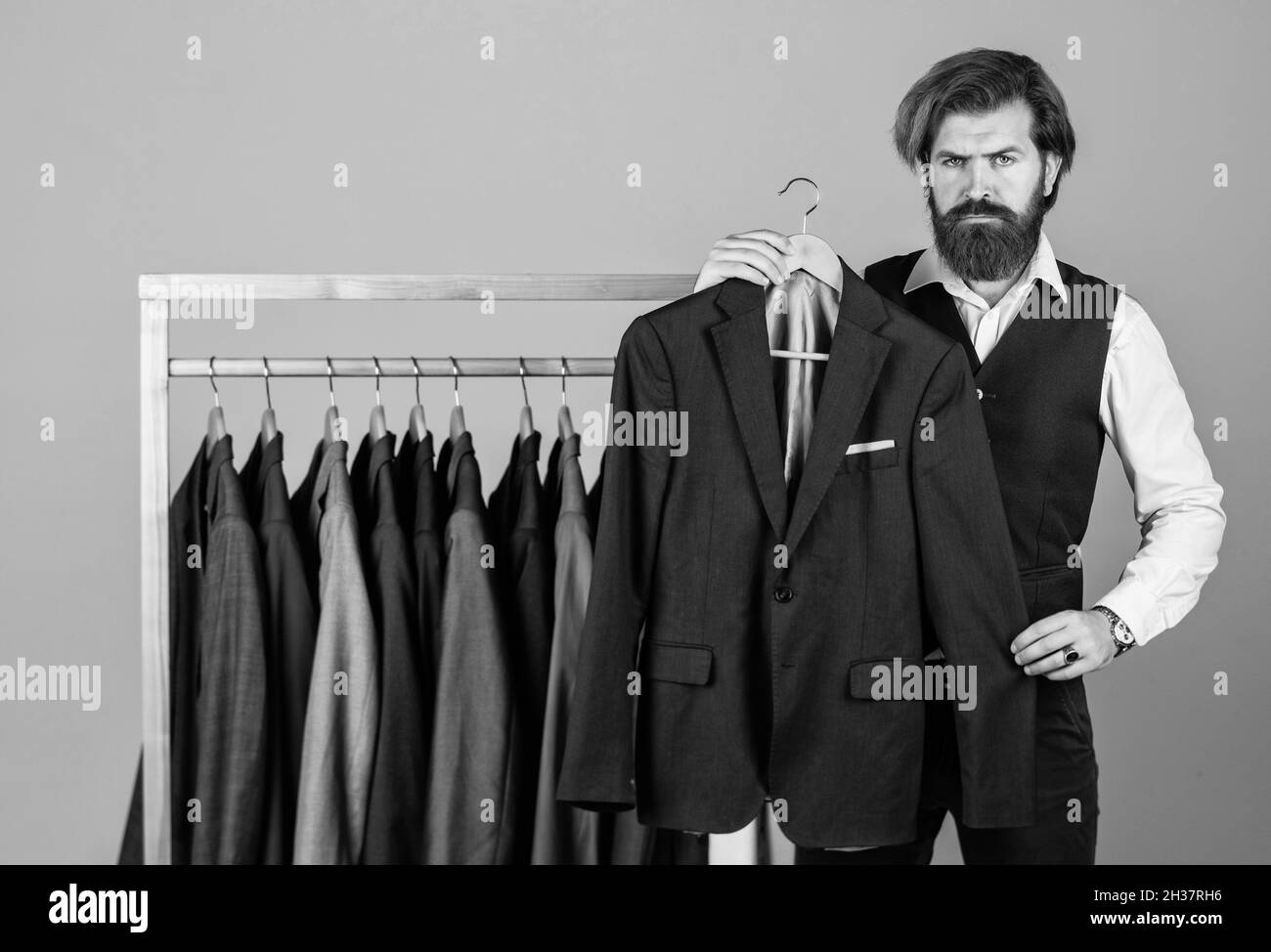 Homme acheter vêtements magasin de mode vêtements pour hommes costume  Tuxedo, concept de style formel Photo Stock - Alamy