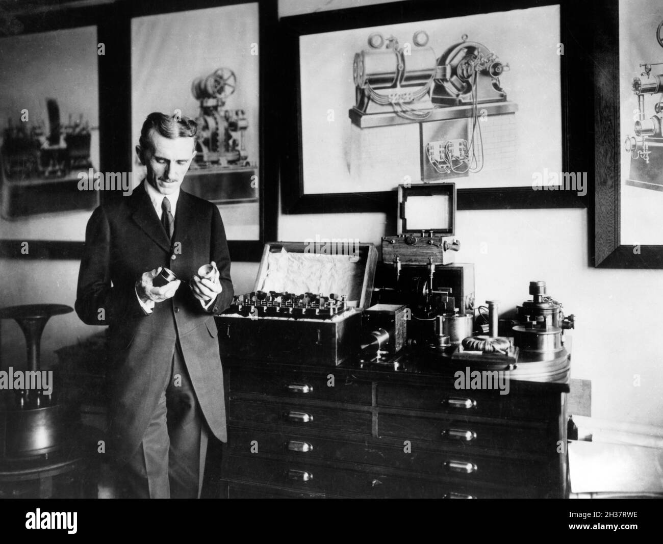 Nikola Tesla (1856-1943) dans son laboratoire de New York, c.1910. Tesla était un inventeur serbe américain et ingénieur plus connu pour son travail sur l'alimentation électrique en courant alternatif (AC). Banque D'Images