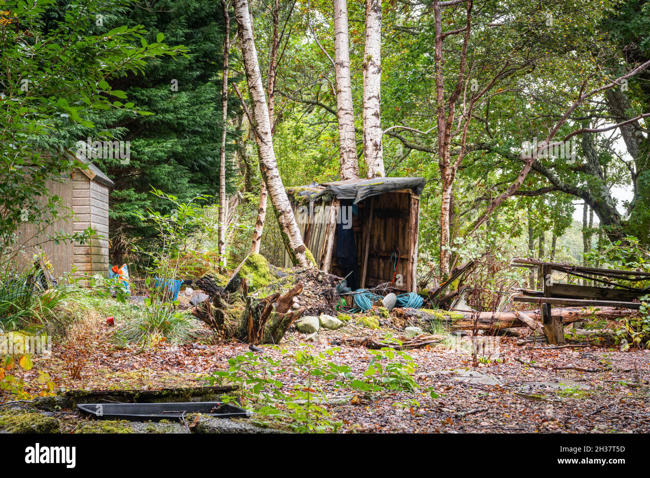 Une image HDR d'automne 3 d'une cabane de pêcheurs abandonnée et d'une table de pique-nique sur les rives de Lock Arkaig, Lochaber, Écosse.12 octobre 2021 Banque D'Images