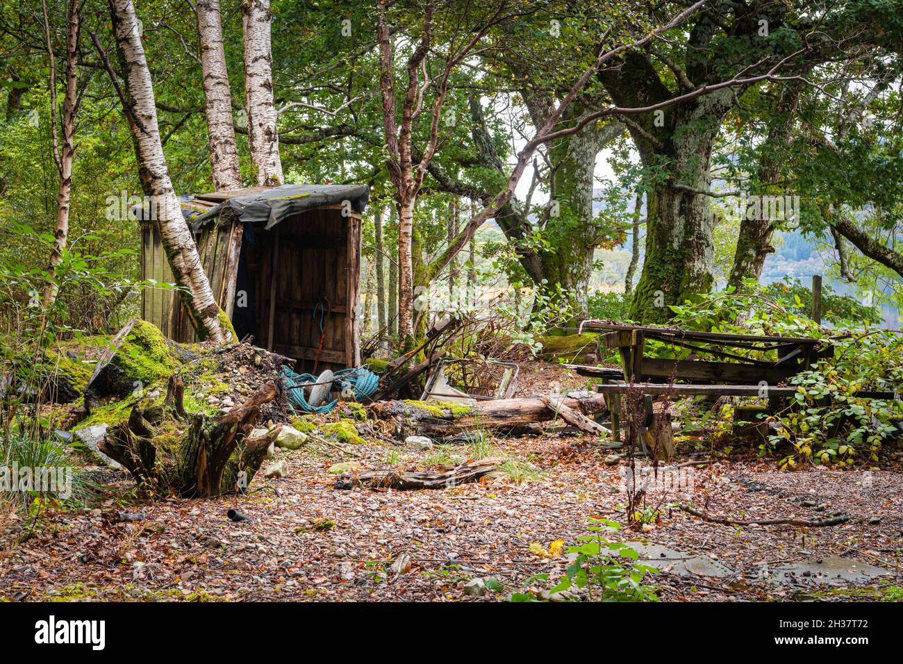 Une image HDR d'automne 3 d'une cabane de pêcheurs abandonnée et d'une table de pique-nique sur les rives de Lock Arkaig, Lochaber, Écosse.12 octobre 2021 Banque D'Images