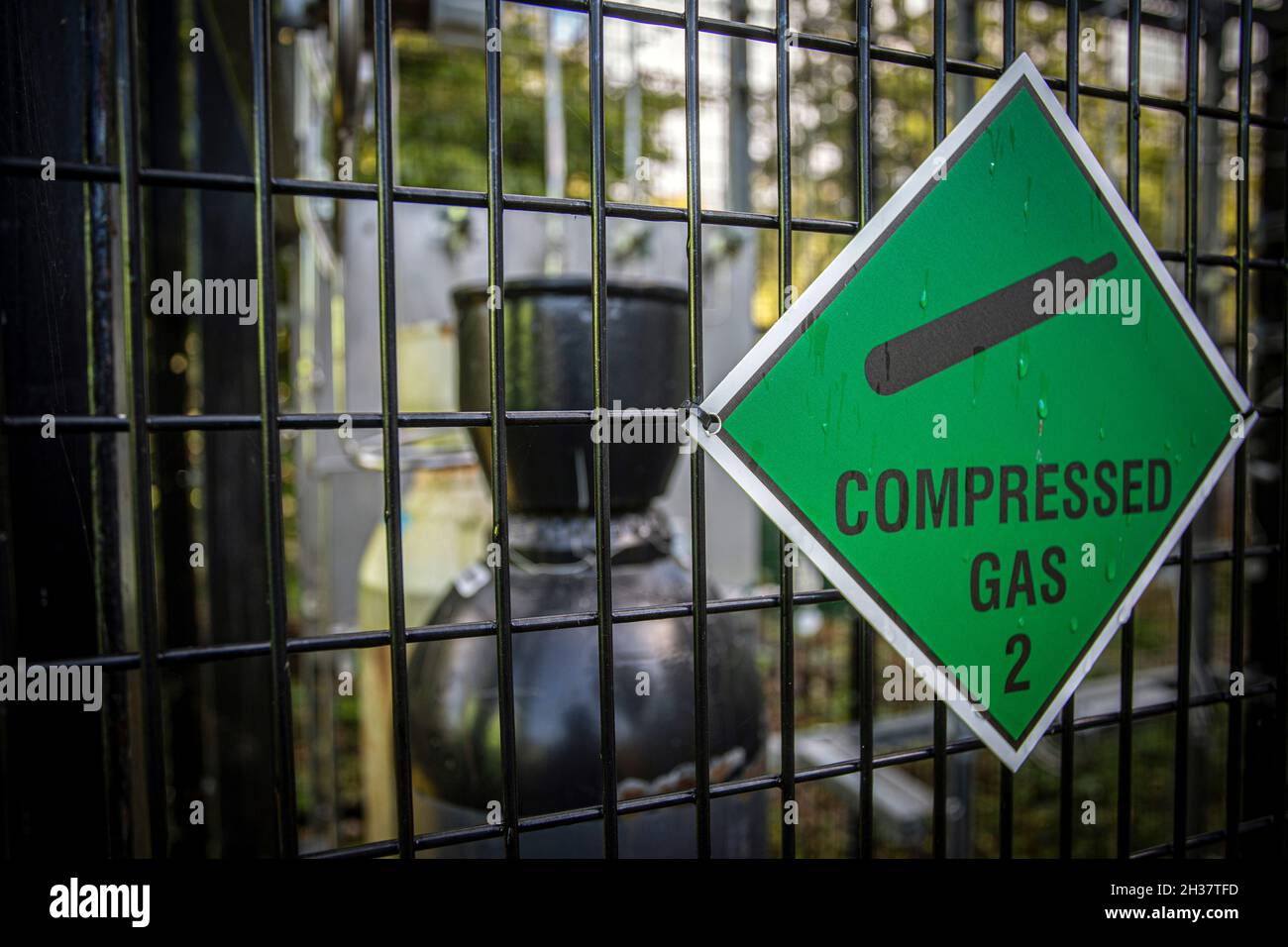 Bouteilles de gaz CO2 dans une cour de stockage. Produits chimiques gazeux stockés dans des bouteilles en acier. Banque D'Images