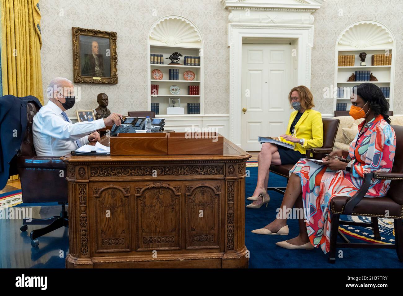 Washington, États-Unis d'Amérique.29 juillet 2021.Le président américain Joe Biden rencontre le directeur des affaires législatives Louisa Terrell et le directeur adjoint des affaires législatives Shuwanza Goff, avant de signer la Loi sur l'élimination des médicaments inutilisés et des opioïdes d'ordonnance et la Loi sur l'autorisation de l'établissement majeur médial de 2021 dans le bureau ovale de la Maison Blanche, juillet 29,2021 à Washington, D.C., crédit: Adam Schultz/White House photo/Alay Live News Banque D'Images