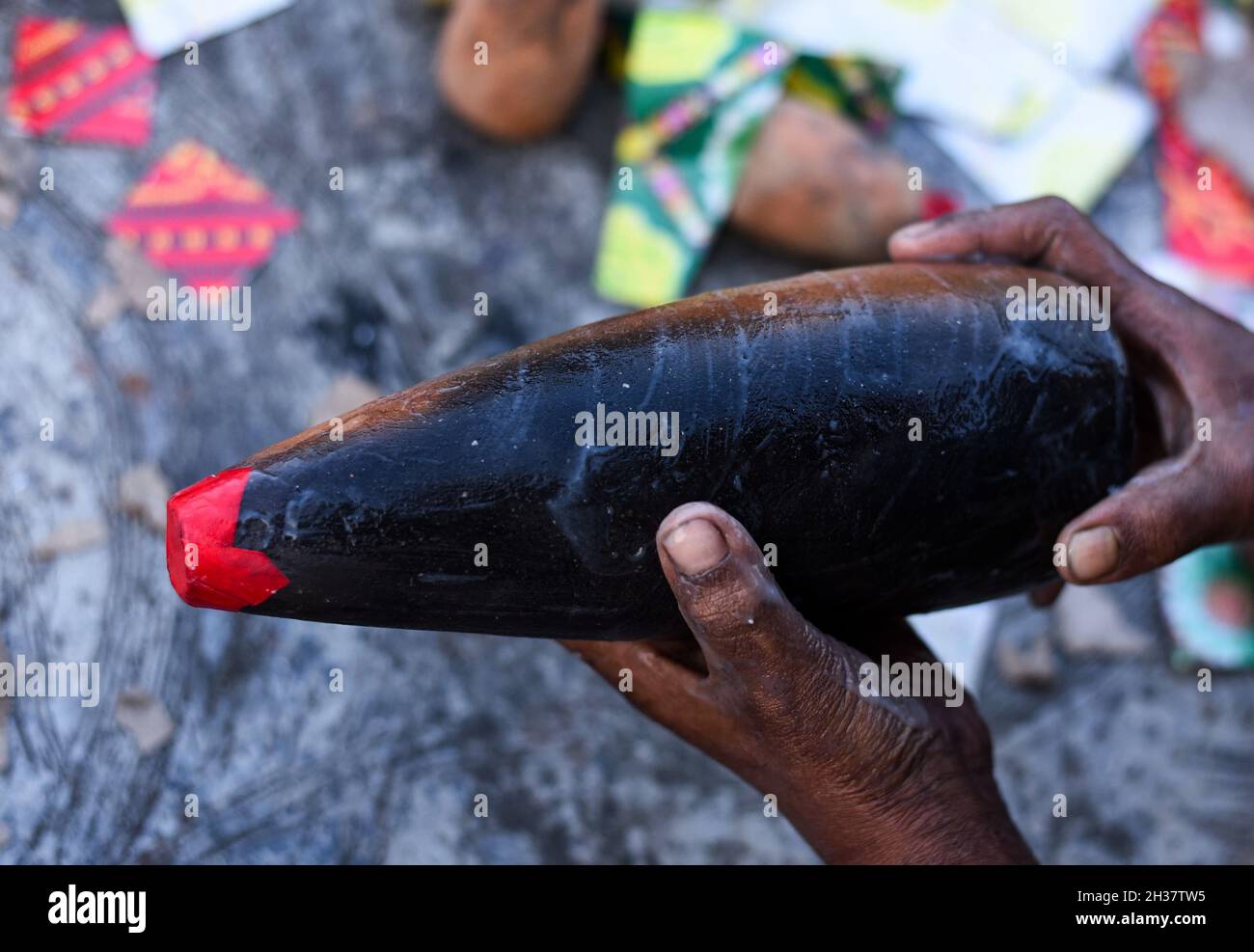 Barpeta, Inde.25 octobre 2021.Les travailleurs qui font des pétards lors d'un atelier pour le prochain festival Diwali ou Dipawali, le 25 octobre 2021 à Barpeta, Assam, Inde.L'industrie traditionnelle des pompiers de Barpeta a été la plus durement touchée par l'interdiction des pétards éclateurs en raison de la pandémie de COVID-19. Cette année, ils espèrent de bonnes affaires.Diwali est un festival de lumières célébré chaque année en Inde.Crédit : David Talukdar/Alay Live News Banque D'Images