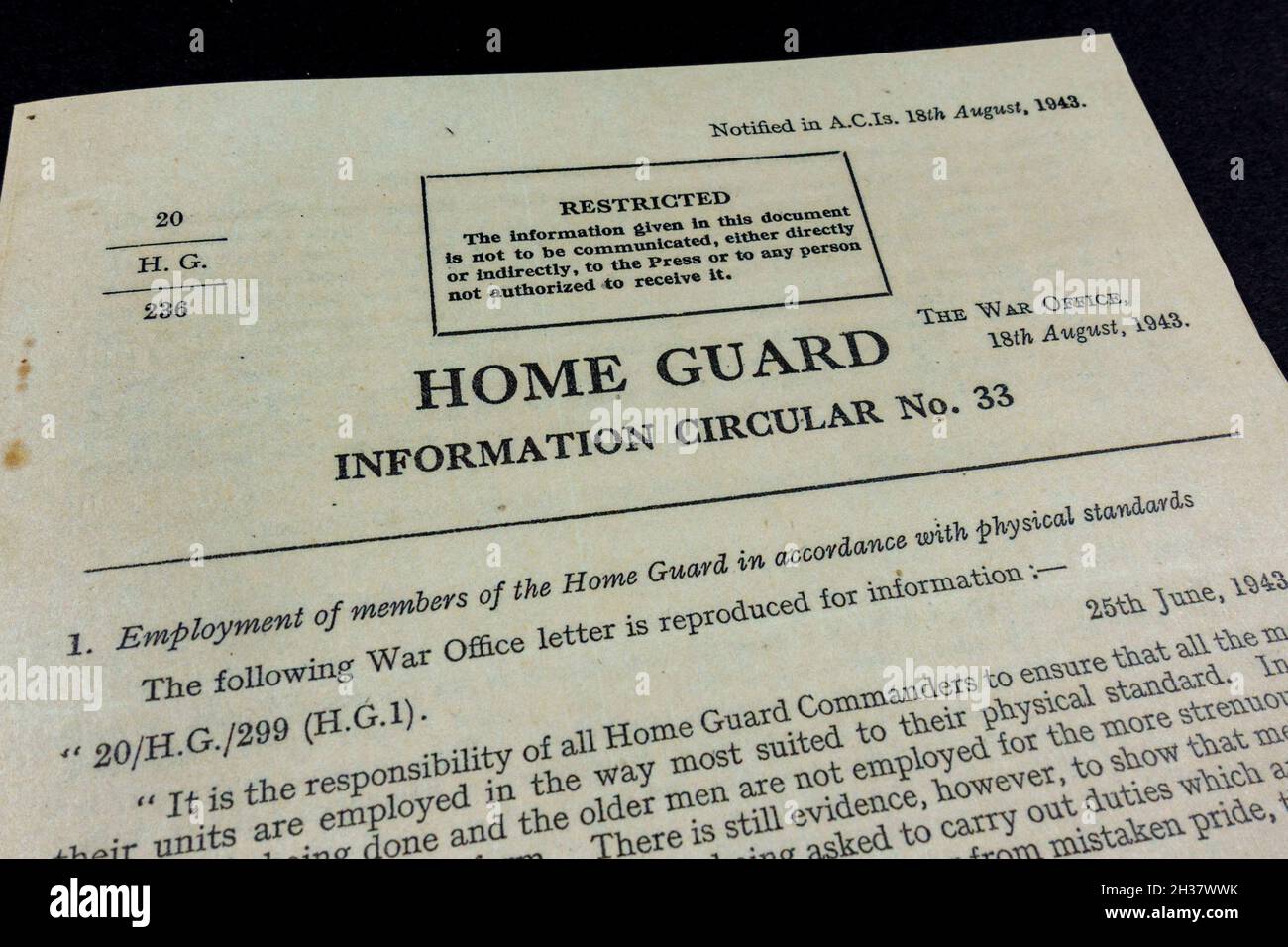 Une circulaire d'information de Home Guard n° 33 (réplique) publiée par le War Office en 1943, faisant partie d'un pack de souvenirs de Home Guard de la Seconde Guerre mondiale pour les écoles. Banque D'Images