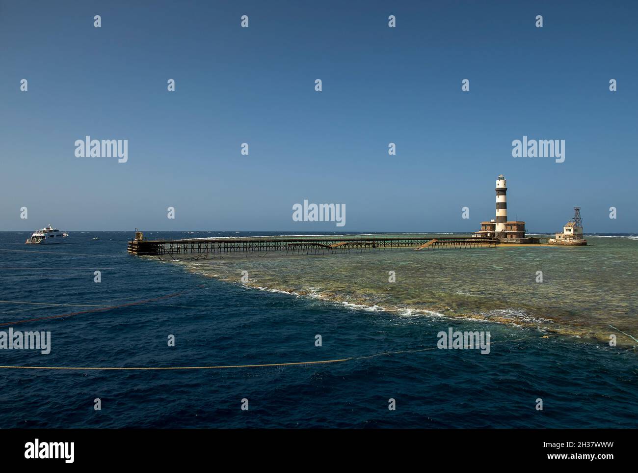 Récif de Daedalus et phare au milieu de la mer Rouge Banque D'Images