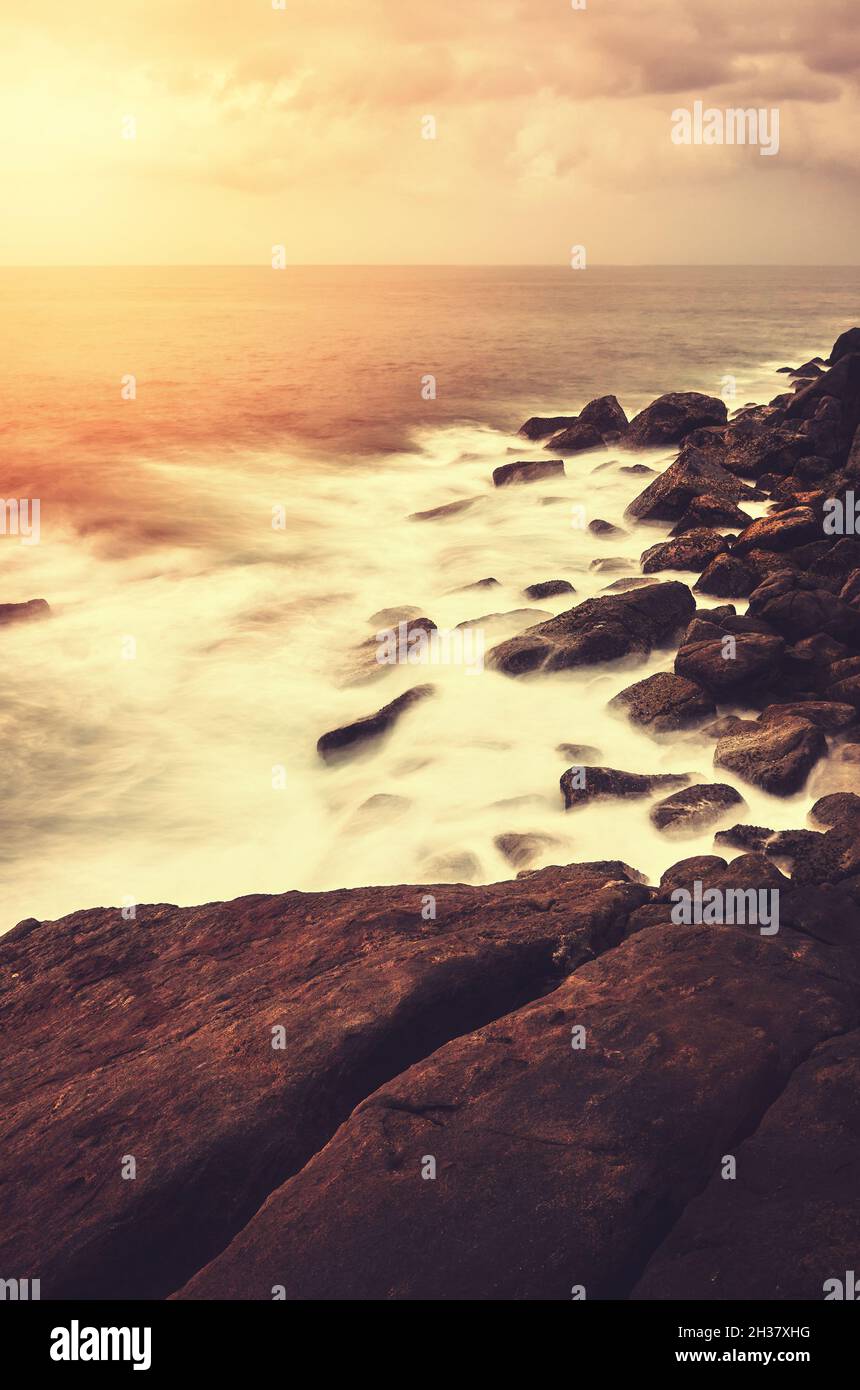 Rocky plage au coucher du soleil, couleurs appliquées, Sri Lanka. Banque D'Images