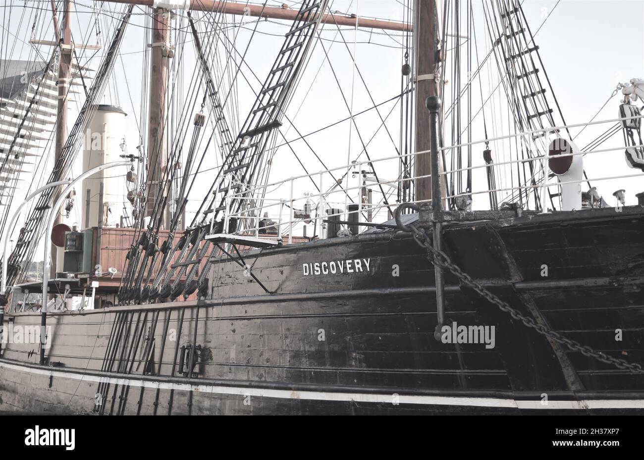 Vue rapprochée à tribord (à droite) du Royal Research Ship (RRS) Discovery, qui est amarré en permanence à Dundee, en Écosse. Banque D'Images