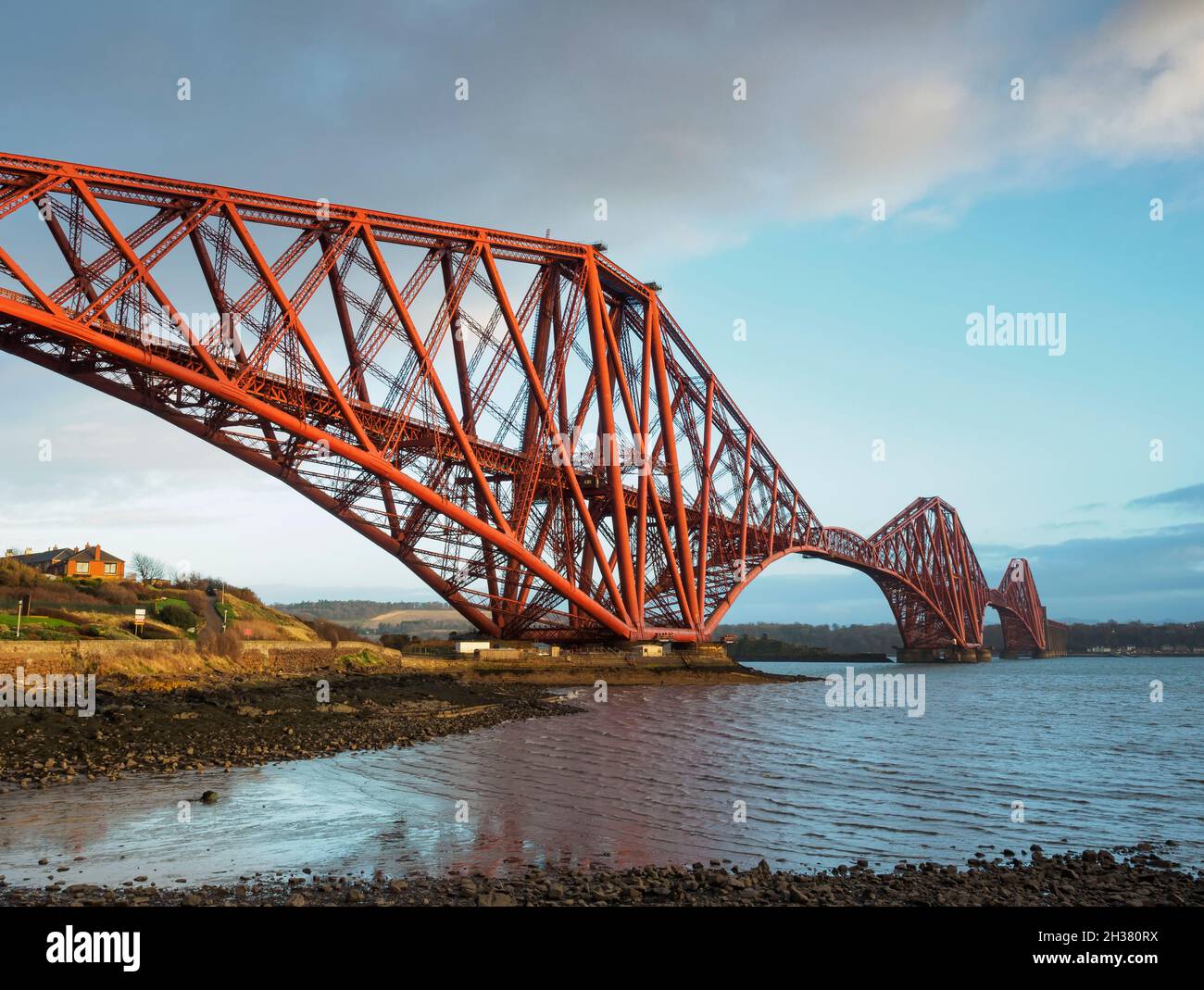 Forth Rail Bridge traversant le Firth of Forth depuis North Queensferry Banque D'Images