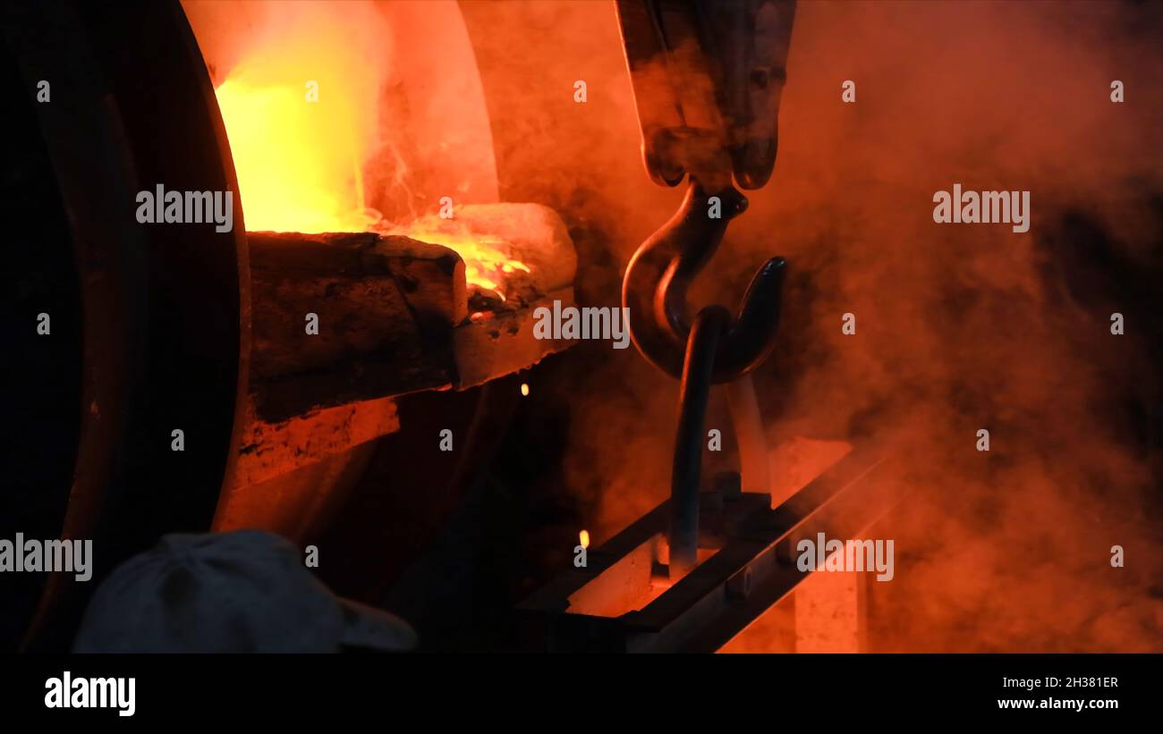 Acier chaud versé à l'usine d'acier.Films.Métal fluide à la fonderie.Verser du métal liquide dans un atelier à foyer ouvert Banque D'Images