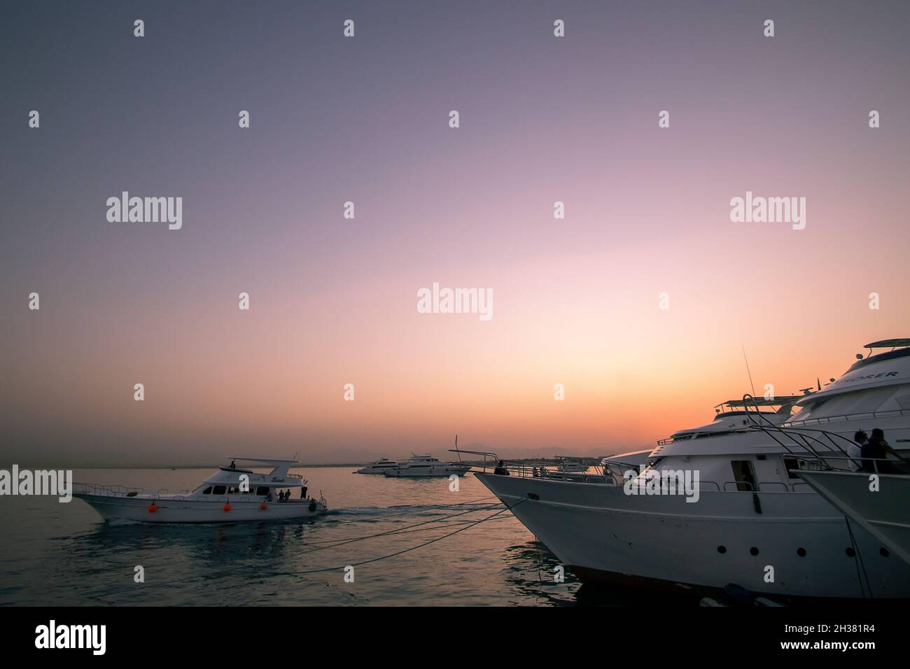 Coucher de soleil sur la marina à Hurghada, Égypte Banque D'Images