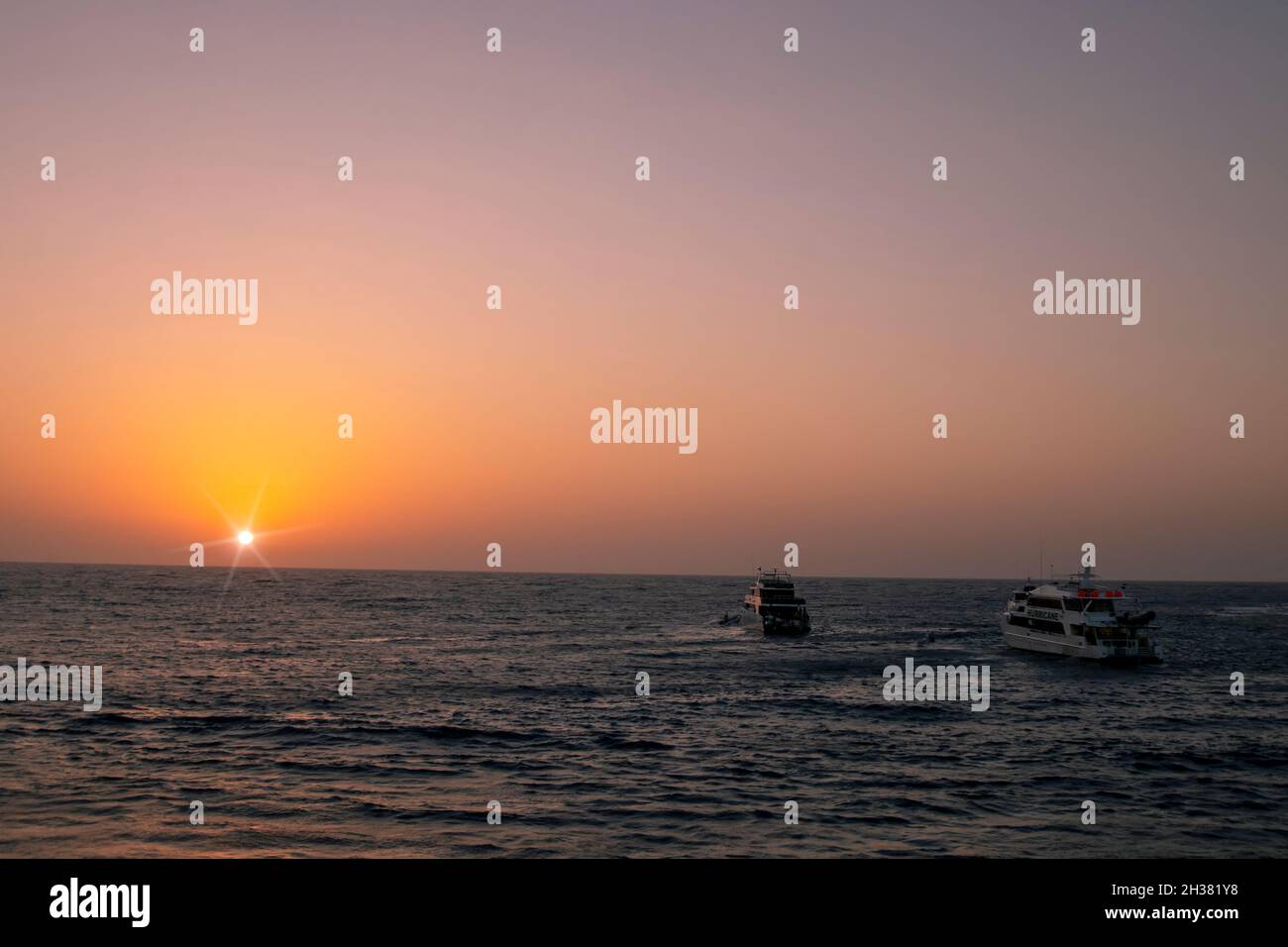 Coucher de soleil sur le récif de Daedalus au milieu de la mer Rouge, Égypte Banque D'Images