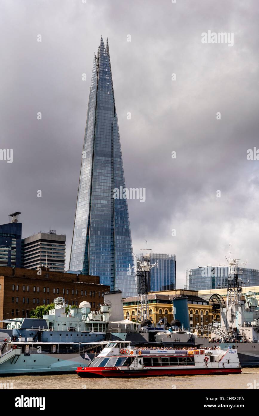 Un bateau de croisière sur la rivière City Cruises passe par le HMS Belfast et le Shard, la Tamise, Londres, Royaume-Uni. Banque D'Images