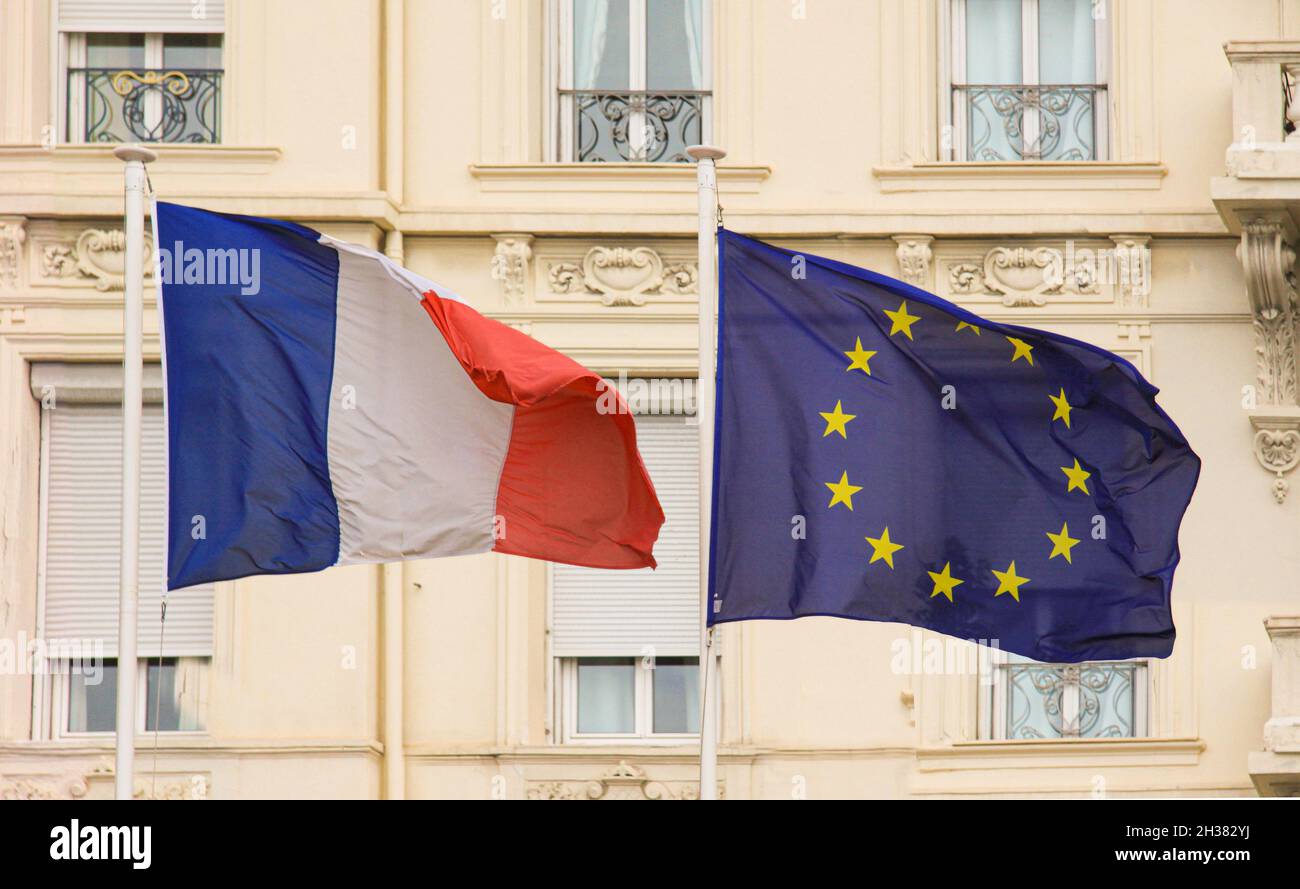 Union européenne drapeau de l'UE et de la france - Tricolore - pour la France sur des poteaux agitant dans le vent avec un palais classique en arrière-plan Banque D'Images