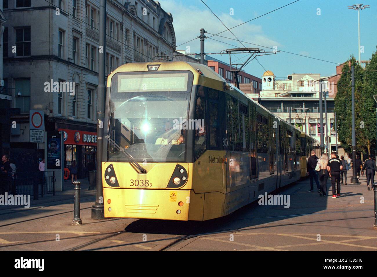 Manchester, Royaume-Uni - septembre 2021 : un tramway Manchester Metrolink (Bombardier M5000, no3038) à Piccadilly Gardens. Banque D'Images