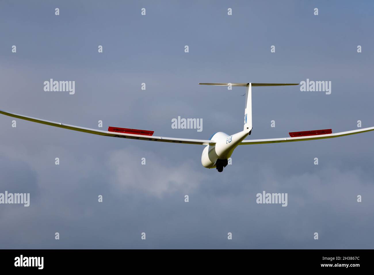 Schempp-Hirth Arcus M, motoplaneur à auto-lancement, G-ILEW, sur l'approche de l'atterrissage.Parc Lleweni, Denbighshire, pays de Galles. Banque D'Images