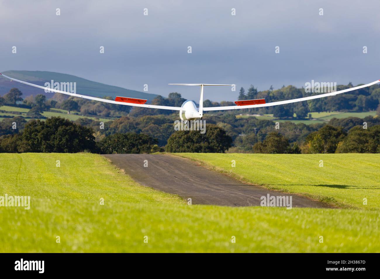 Schempp-Hirth Arcus M, motoplaneur à auto-lancement, G-ILEW, sur l'approche de l'atterrissage.Parc Lleweni, Denbighshire, pays de Galles. Banque D'Images
