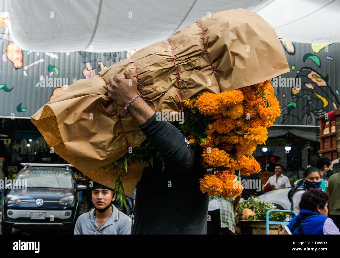 Non exclusif: MEXICO, MEXIQUE - 26 OCTOBRE 2021: Personnes achetant cempasuchil fleur et fleur de velours, dans le marché de plein air de la Jamaïque, traditionnel Banque D'Images