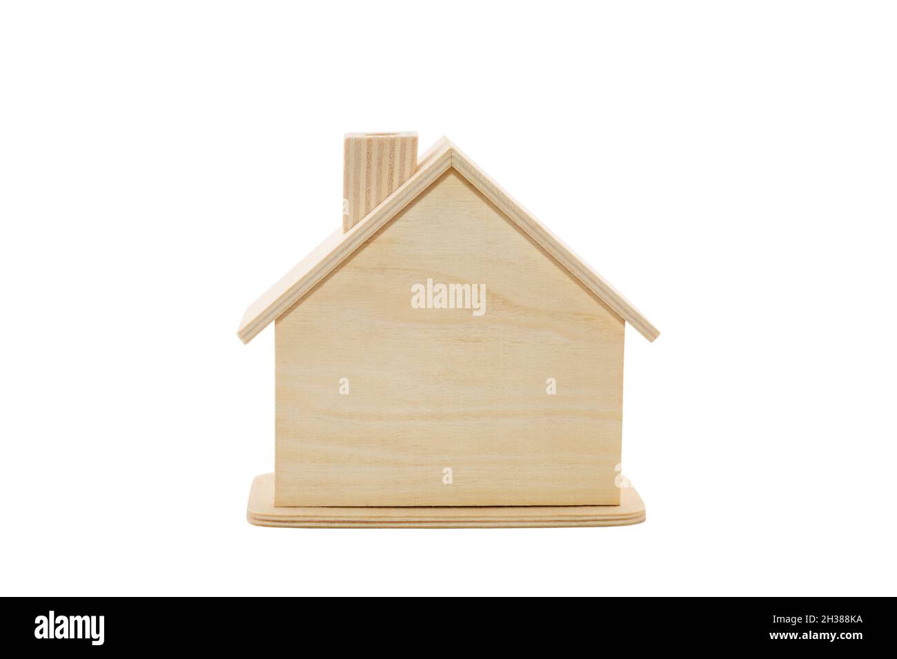 Forme de maison en bois isolée sur fond blanc avec passe-cheveux Banque D'Images