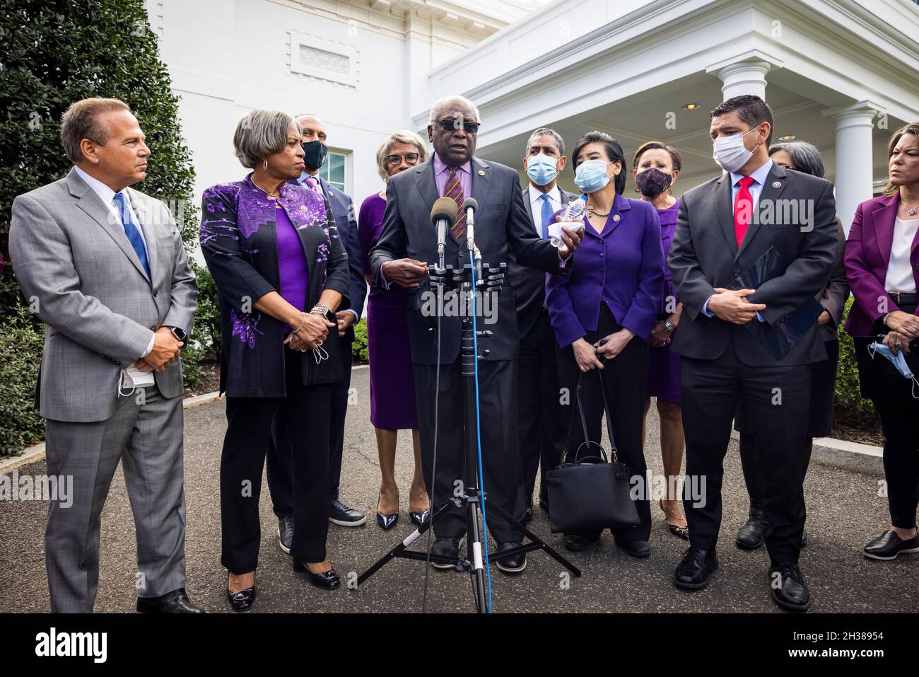 Washington, États-Unis.26 octobre 2021.James Clyburn (C), membre du Congrès démocrate de Caroline du Sud, entouré d'autres législateurs démocrates, s'est exprimé devant la Maison Blanche après avoir parlé avec le président Biden de sa politique intérieure et de son paquet climatique de plusieurs milliers de milliards de dollars américains à Washington, DC, Etats-Unis, le 26 octobre 2021.Credit: SIPA USA/Alay Live News Banque D'Images