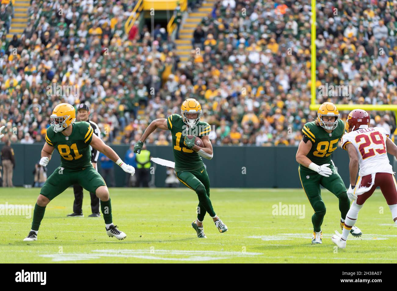 24 octobre 2021 : le grand receveur de Green Bay Packers, Eanimeous St. Brown #19, court après avoir fait une prise lors du match de football de la NFL entre l'équipe de football de Washington et les Green Bay Packers au Lambeau Field à Green Bay, Wisconsin. Banque D'Images