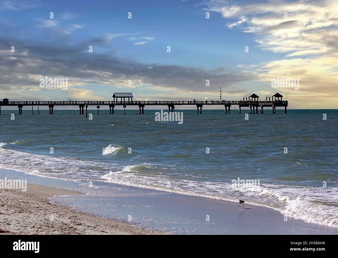 Pier 60 s'étendant dans le golfe du Mexique à Clearwater Beach, Floride Banque D'Images