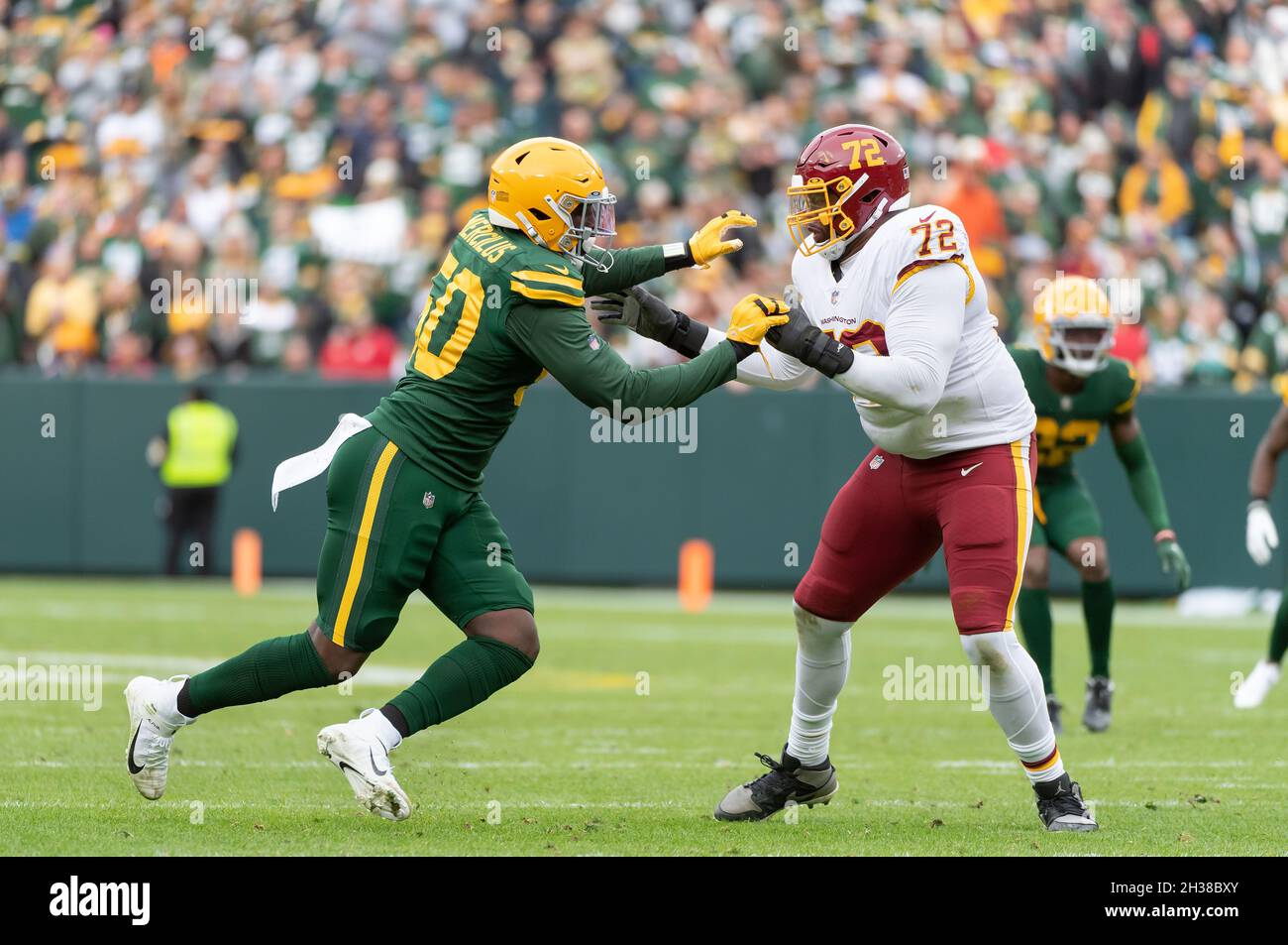 24 octobre 2021 : linebacker de Green Bay Packers Whitney Mercilus #50 se défend contre l'attaque de l'équipe de football de Washington, Charles Leno Jr. #72 lors du match de football de la NFL entre l'équipe de football de Washington et les Packers de Green Bay au Lambeau Field à Green Bay, Wisconsin. Banque D'Images