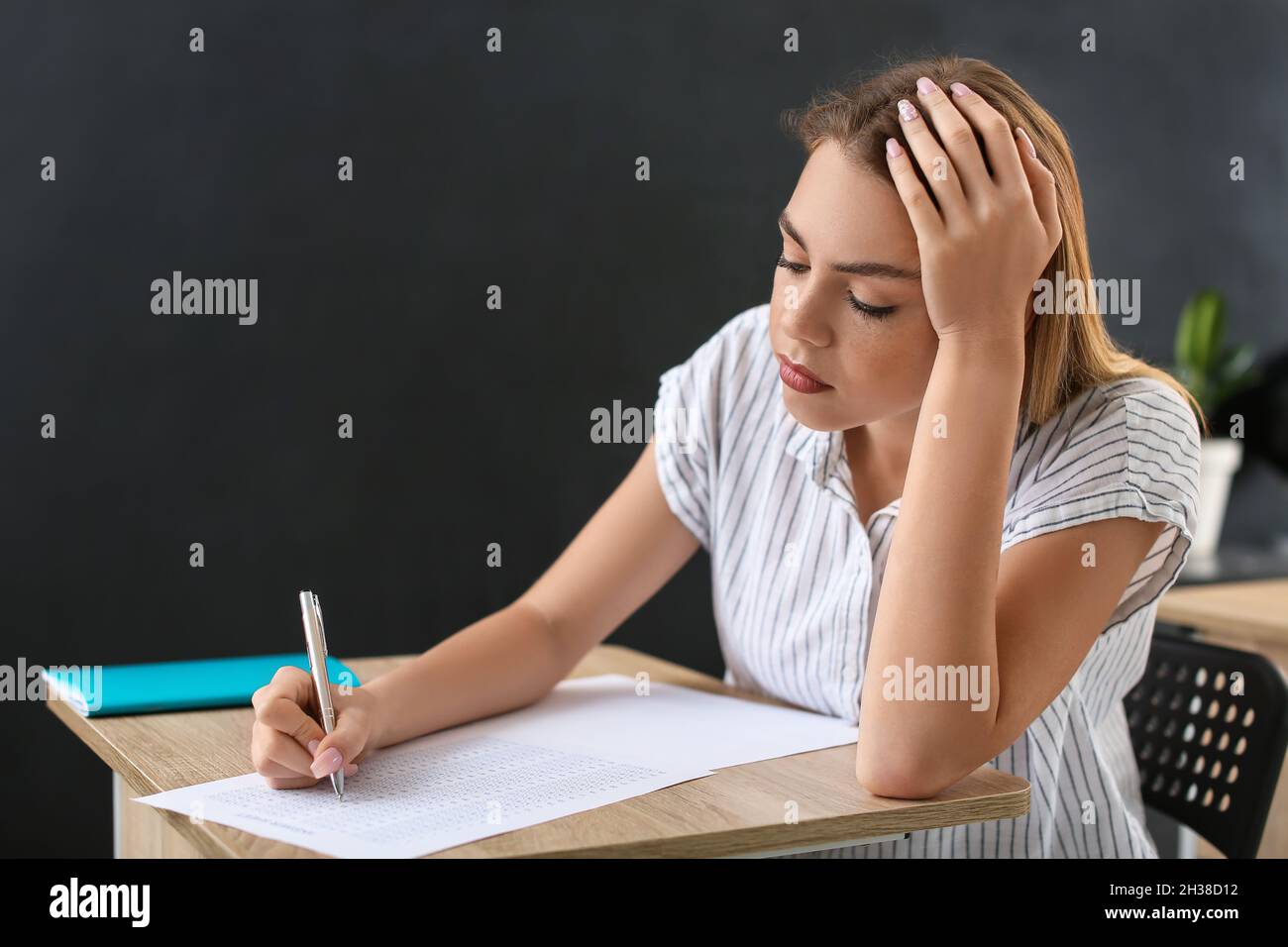 Étudiant passant l'examen à l'école Banque D'Images