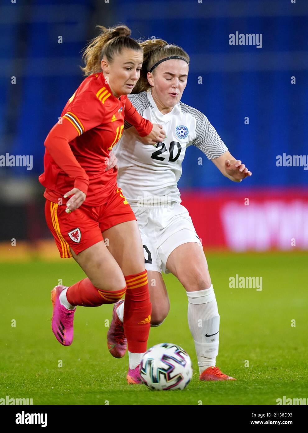 Hannah Cain (à gauche) du pays de Galles et Eva-Maria NIIT en Estonie se battent pour le ballon lors du match de qualification de l'UEFA de la coupe du monde des femmes de la FIFA 2023 au stade de Cardiff City.Date de la photo: Mardi 26 octobre 2021. Banque D'Images
