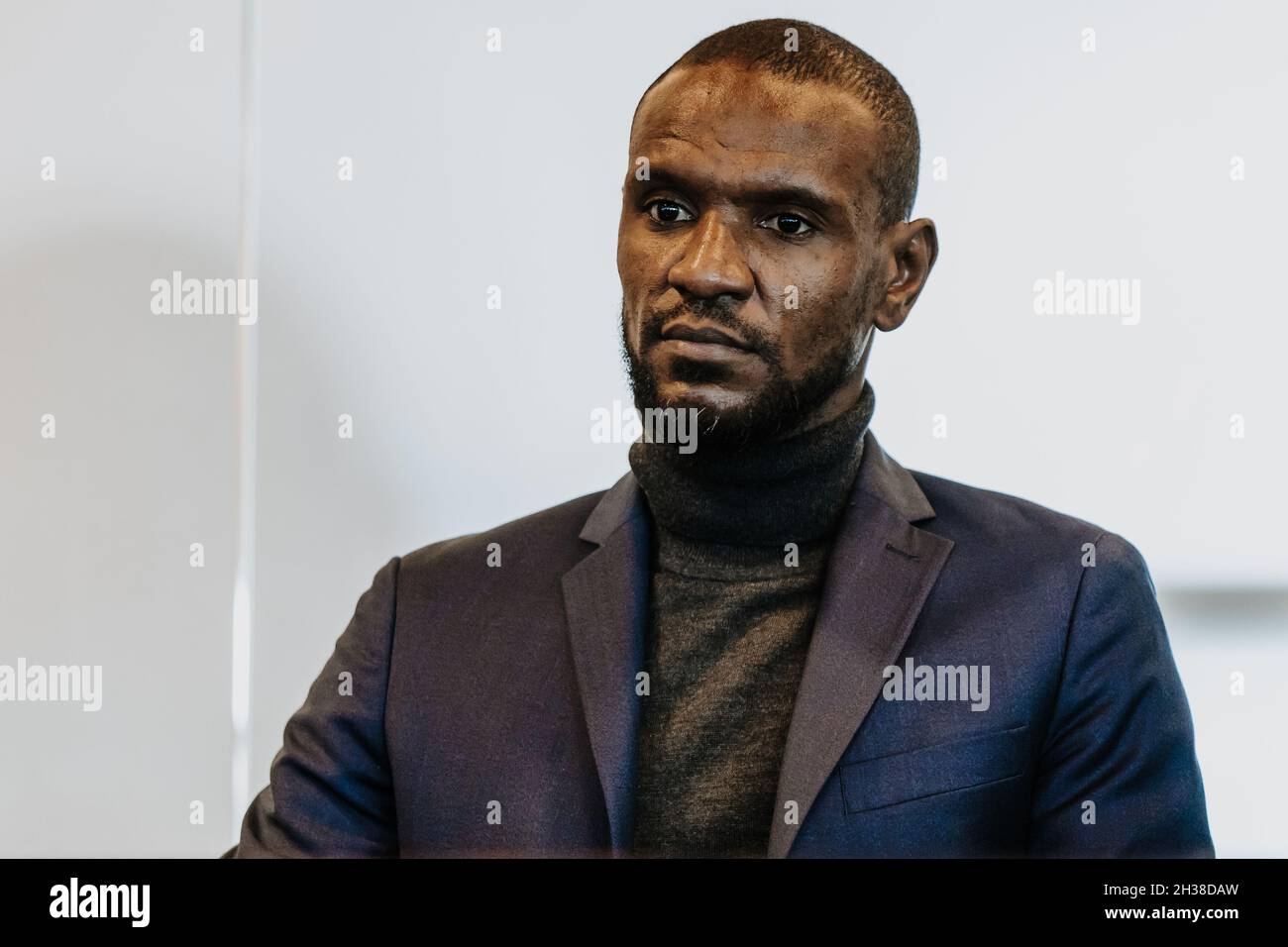 Varsovie, Pologne.25 octobre 2021.Eric Abidal (ex-footballeur de l'équipe nationale du FC Barcelone et de la France) vu pendant ESA LAB18 - entraînement pour le PKO Ekstraklasa de football polonais et les clubs de la première Ligue au stade municipal du Maréchal Jozef Pilsudski Legia Warsaw.Crédit : SOPA Images Limited/Alamy Live News Banque D'Images