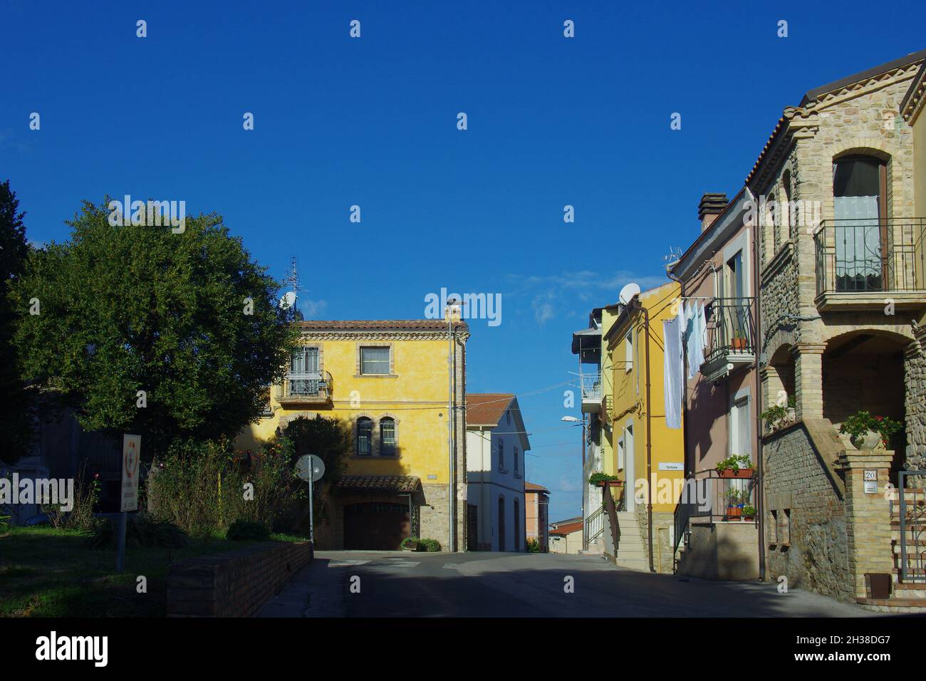 Petacciato - Molise - 26 décembre 2019 - Une route qui traverse la ville Banque D'Images