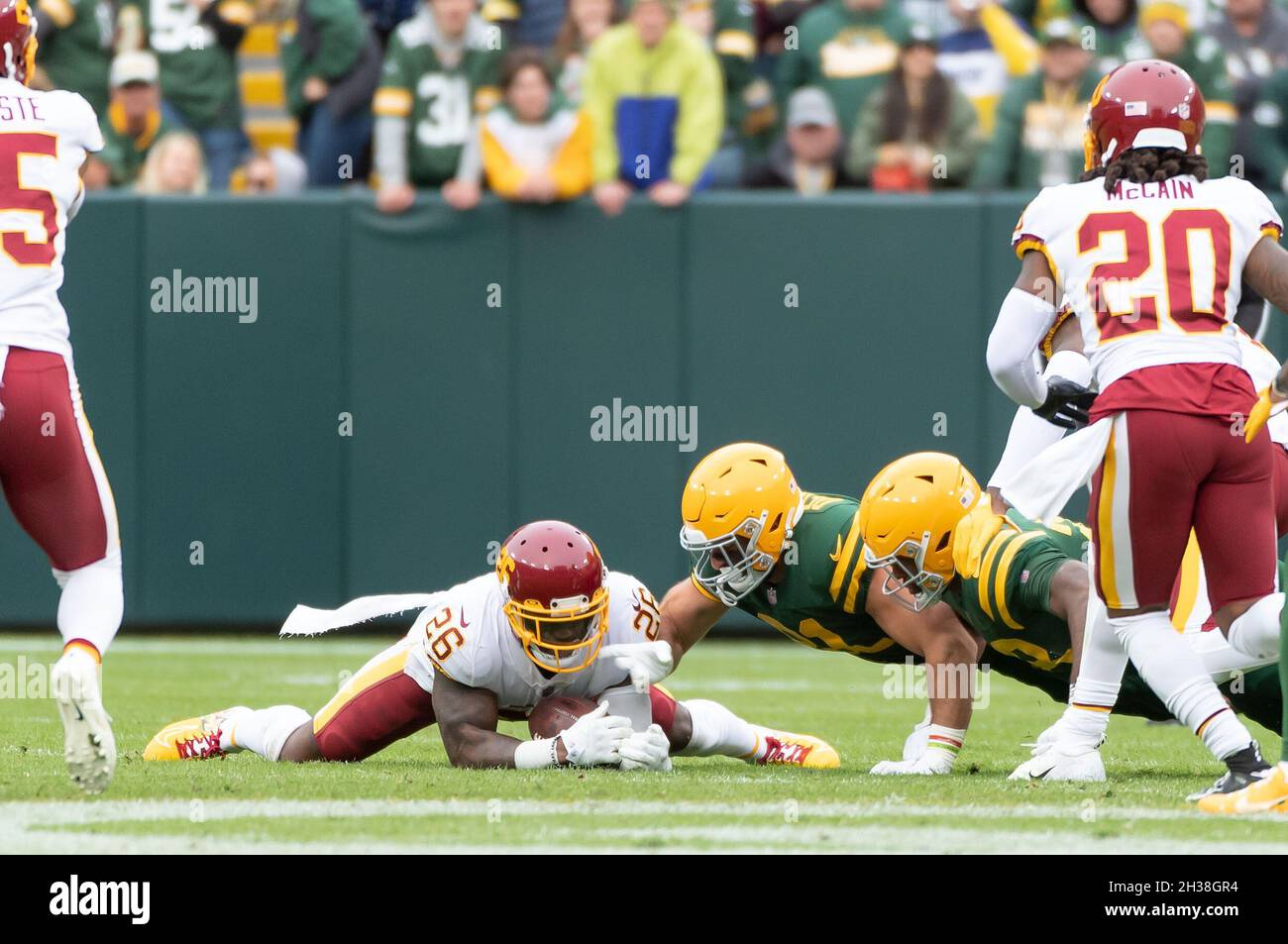 24 octobre 2021 : la sécurité de l'équipe de football de Washington, Landon Collins #26, récupère la fumée lors du match de football de la NFL entre l'équipe de football de Washington et les Packers de Green Bay à Lambeau Field à Green Bay, Wisconsin.(Credit image: & copy; Kirsten Schmitt/CSM/Sipa USA) Banque D'Images