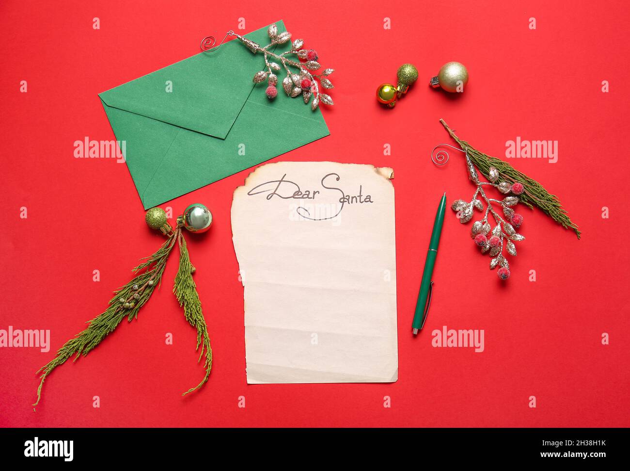 Lettre vierge au père Noël, enveloppe et décoration de Noël sur fond de  couleur Photo Stock - Alamy