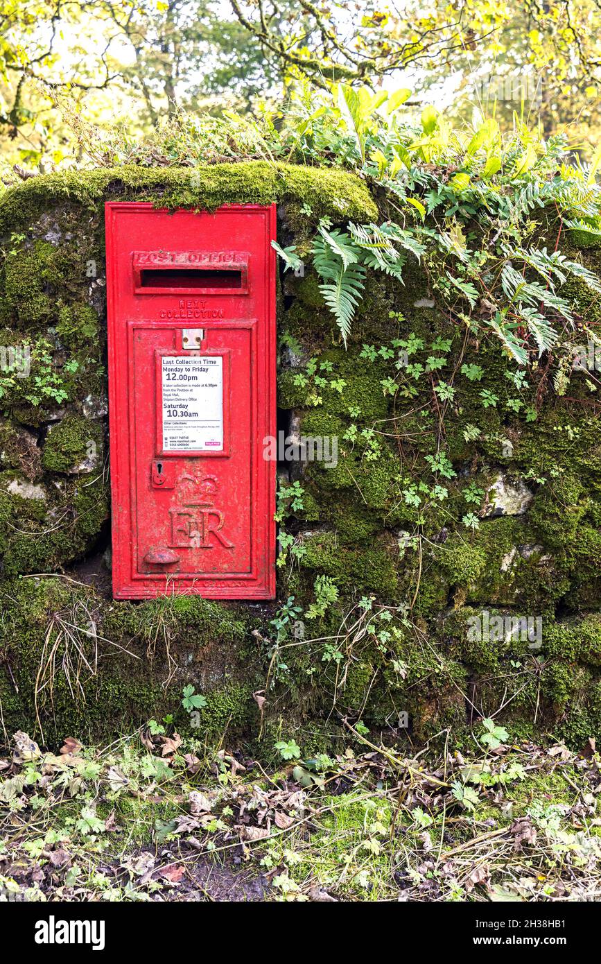 Boîte postale rouge en pierre sèche recouverte de mousse, Malham Tarn, Yorkshire Dales, Royaume-Uni Banque D'Images