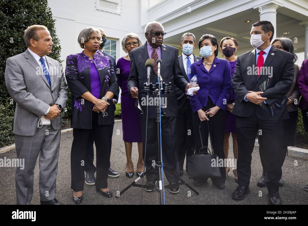 Washington, États-Unis.26 octobre 2021.James Clyburn (C), membre du Congrès démocrate de Caroline du Sud, entouré d'autres législateurs démocrates, s'est exprimé devant la Maison Blanche après avoir parlé avec le président Biden de sa politique intérieure et de son paquet climatique de plusieurs milliers de milliards de dollars américains à Washington, DC, Etats-Unis, le 26 octobre 2021.Crédit : UPI/Alay Live News Banque D'Images