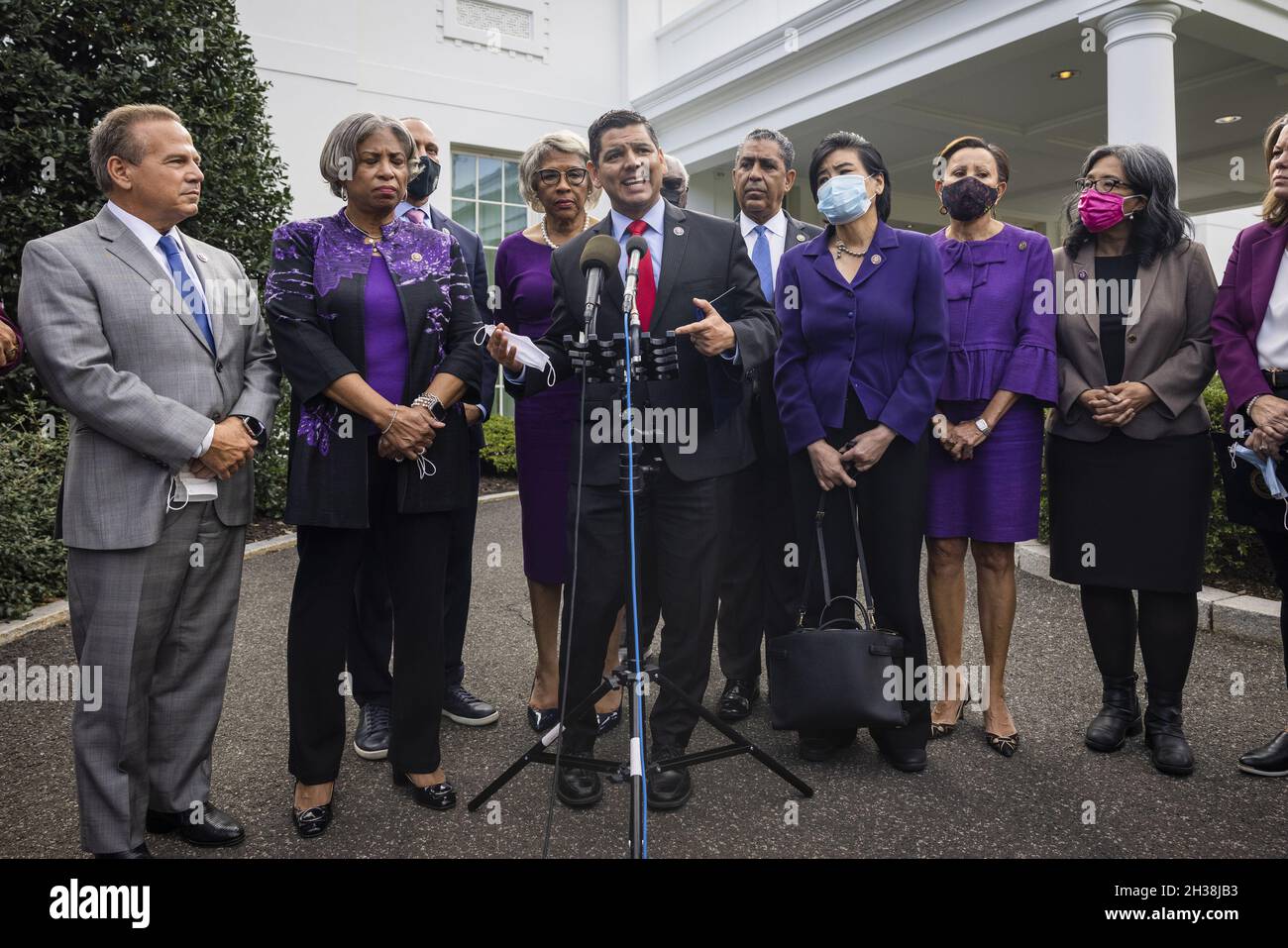 Washington, États-Unis.26 octobre 2021.Un membre du Congrès démocrate de Californie Raul Ruiz (C), entouré d'autres législateurs démocrates, s'est exprimé devant la Maison Blanche après avoir parlé avec le président Biden de sa politique intérieure et de son paquet climatique de plusieurs milliers de milliards de dollars américains à Washington, DC, USA, le 26 octobre 2021.Crédit : UPI/Alay Live News Banque D'Images