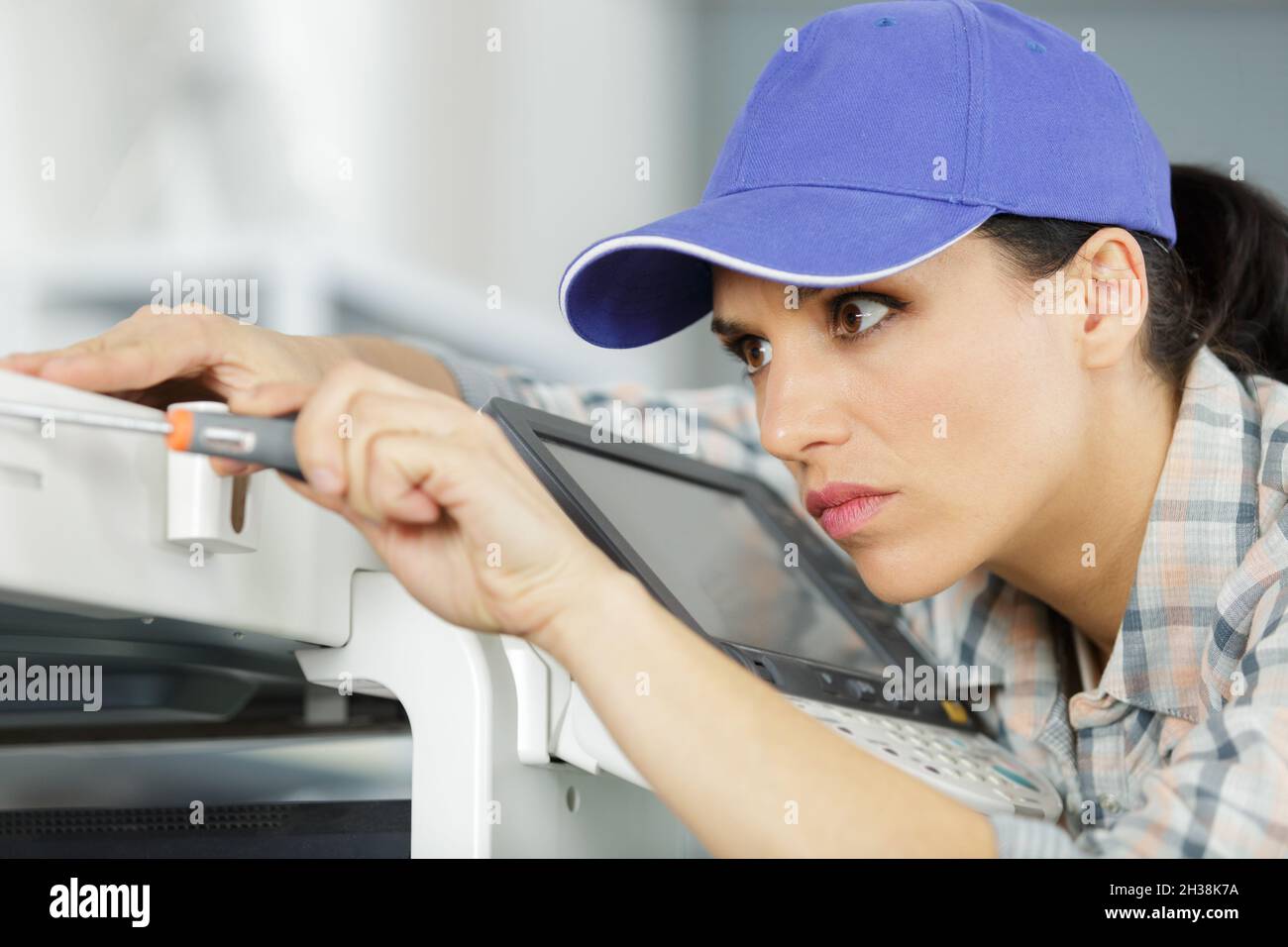 une femme réparateur répare le télécopieur de l'imprimante défectueux Photo  Stock - Alamy