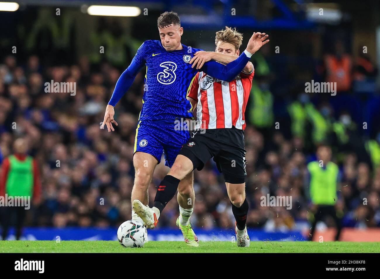 Stuart Armstrong #17 de Southampton et Ross Barkley #18 de Chelsea se battent pour le bal, le 10/26/2021.(Photo de Mark Cosgrove/News Images/Sipa USA) crédit: SIPA USA/Alay Live News Banque D'Images