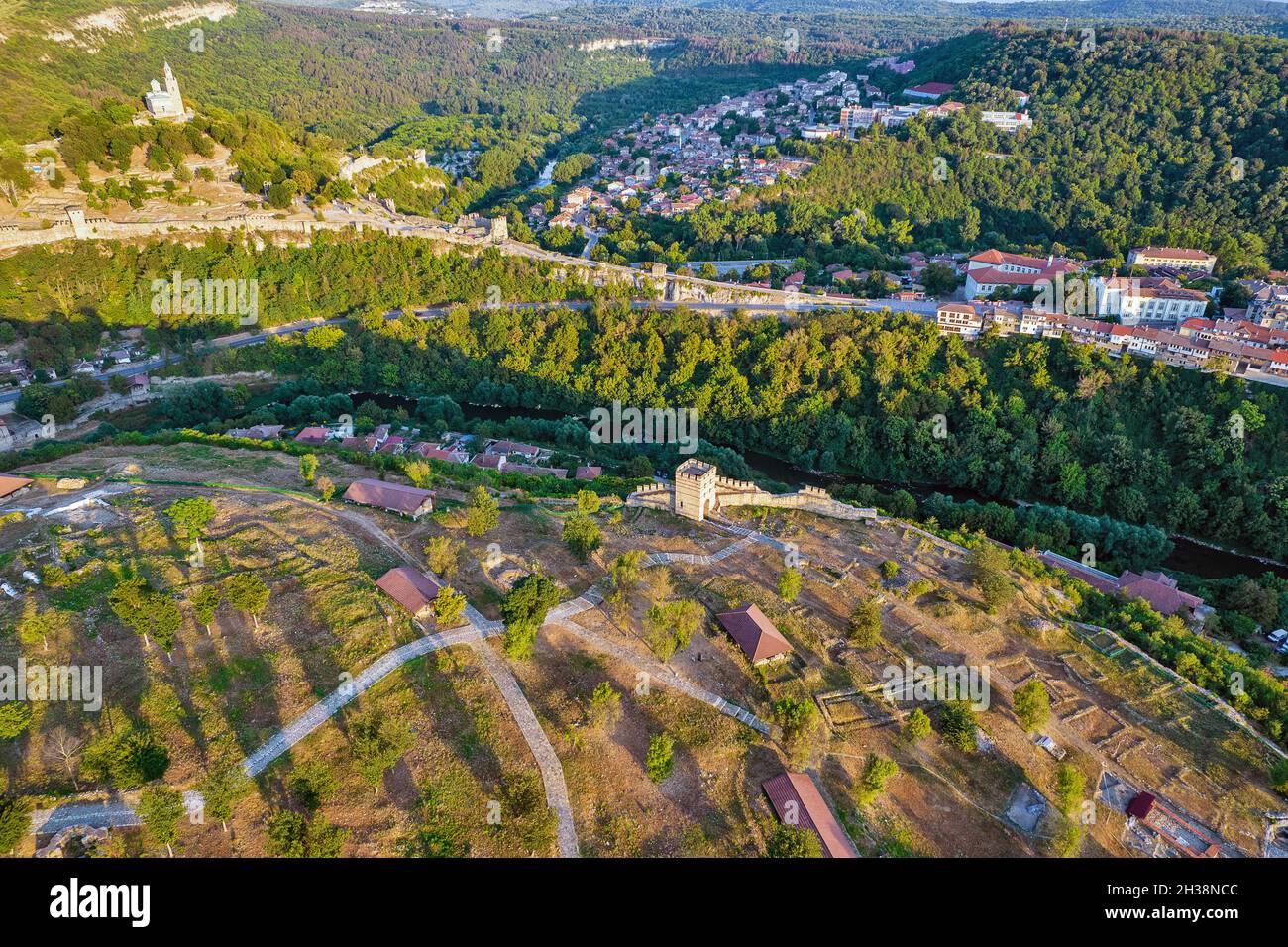 Vue aérienne par drone sur Veliko Tarnovo avec Trapezitsa architectural and Museum Reserve, rivière Yantra et forteresse de Tsarevets, en Bulgarie. Banque D'Images
