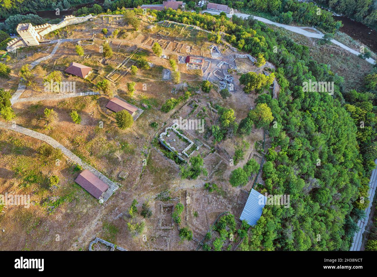 Vue aérienne de drone sur Veliko Tarnovo avec Trapezitsa architectural et la réserve de musée et la rivière Yantra, en Bulgarie. Banque D'Images