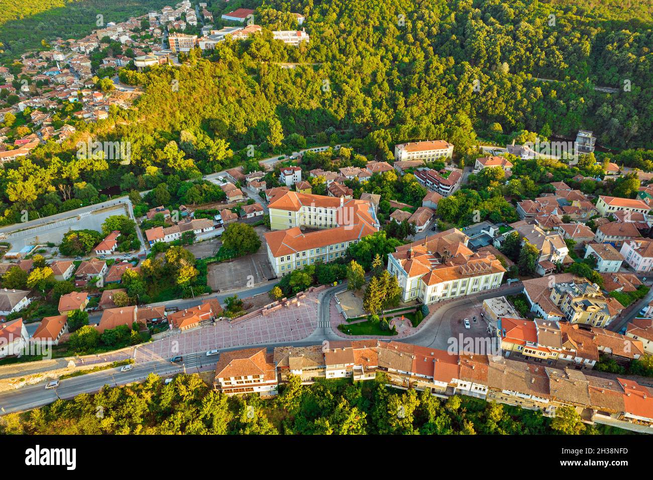 Vue aérienne sur la vieille ville historique avec Saints Cyril et Methodius Gymnasium of Humanities.Veliko Tarnovo, Bulgarie. Banque D'Images