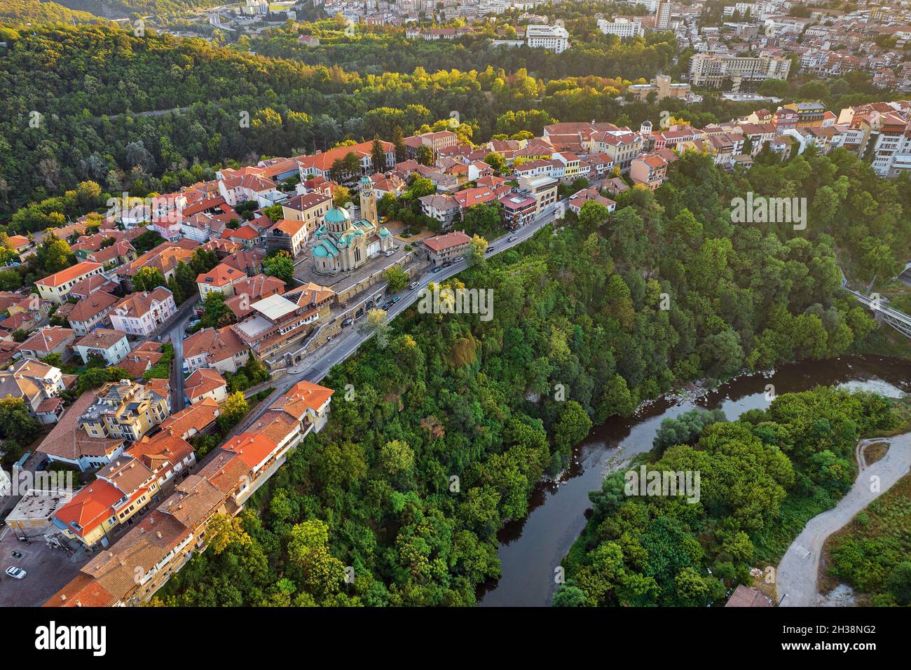 Vue aérienne sur la vieille ville historique avec l'église Saint-Patriarche Evtimii.Veliko Tarnovo, Bulgarie. Banque D'Images
